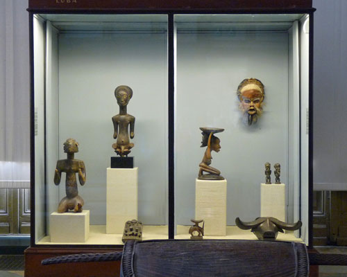 Museumsvitrine mit antiken Artefakten